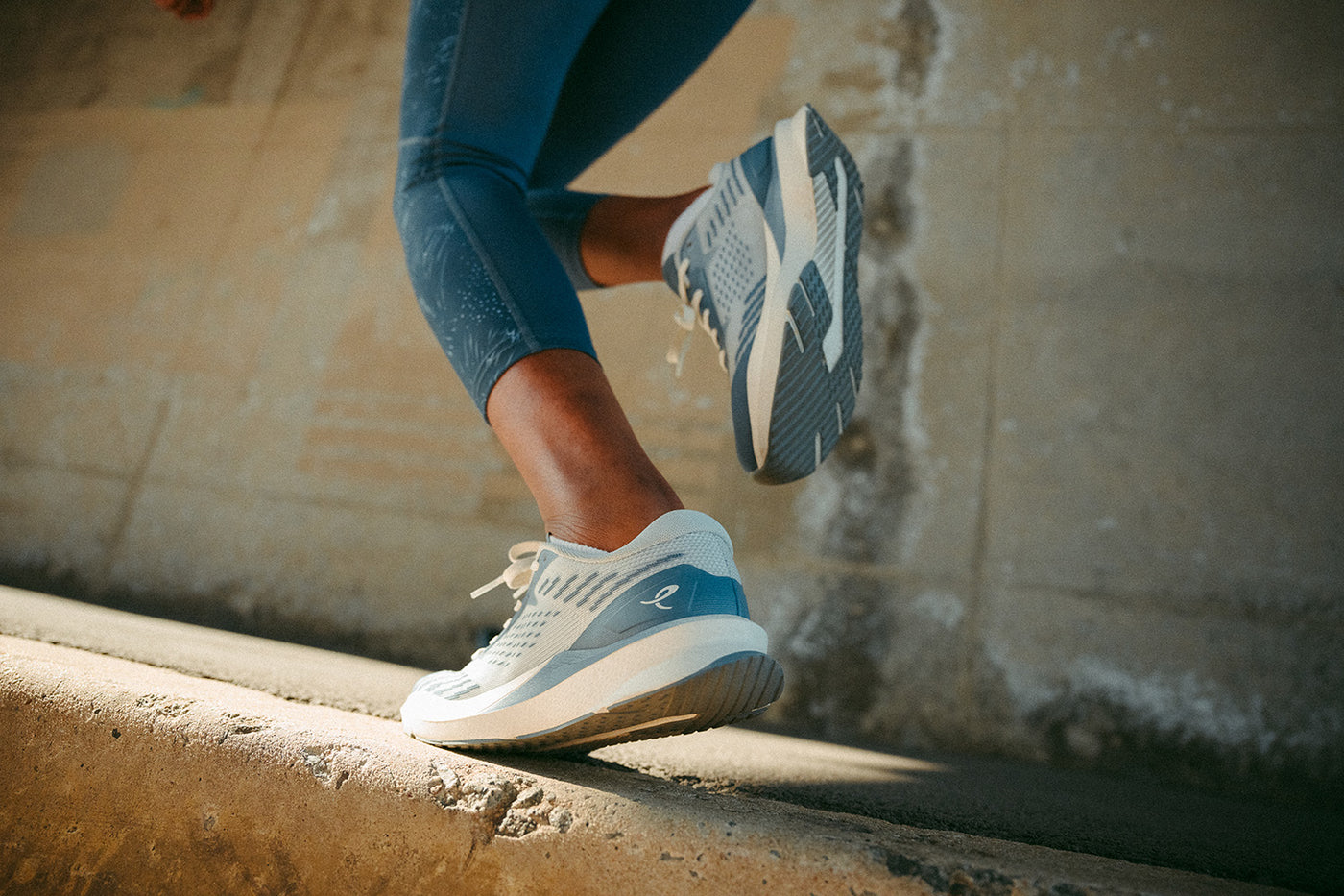 Nahaufnahme eines Läufers an den Schuhen