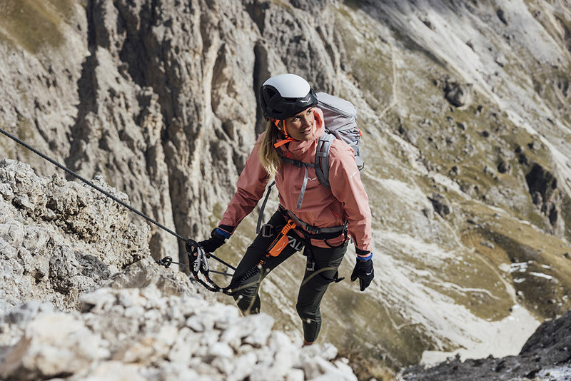 Kletterin am Klettersteig