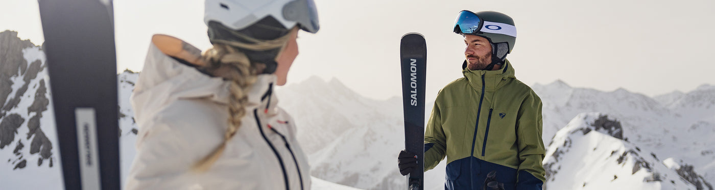Zwei Ski Fahrer vor Alpen-Panorama