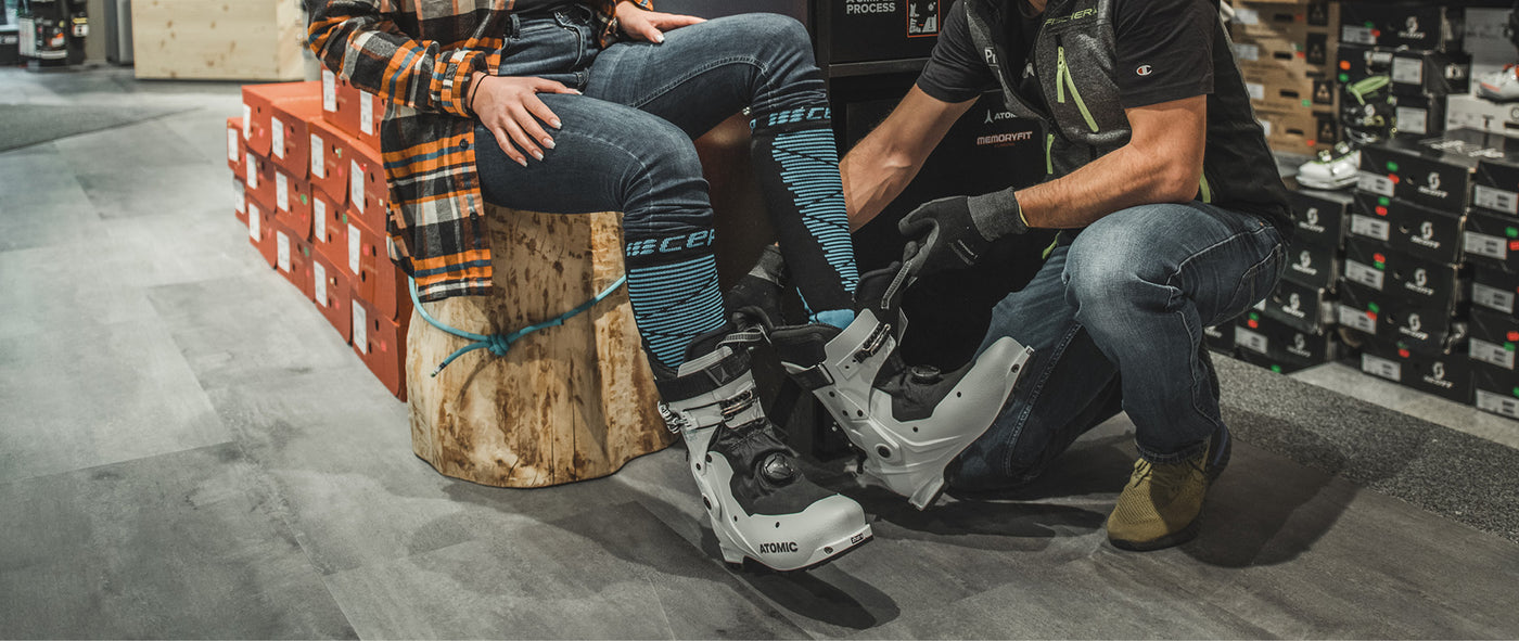 Anprobe von Skischuhen