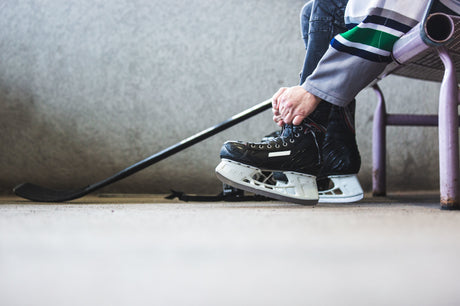 Abbildung von Eishockeyschuhen und Schläger