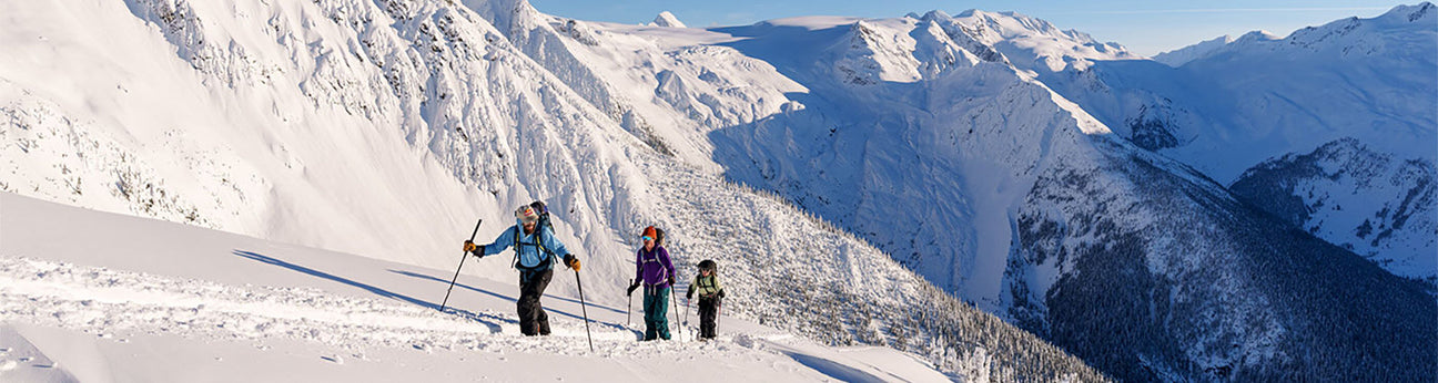 Patagonia Fleece vor grünem Hintergrund und Bild von Skitourengehern.