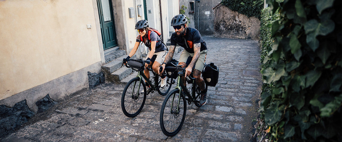 Trailrunner im Downhill auf Schotter