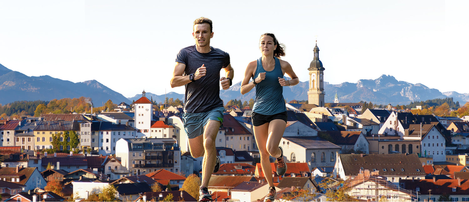 Zwei Läufer vor Traunsteiner Stadtkulisse