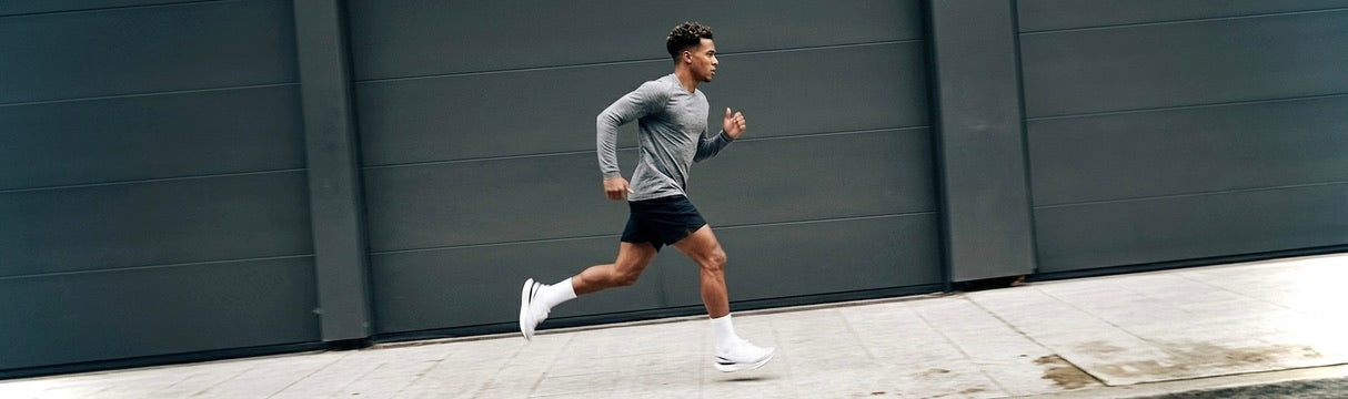 Läufer vor grauer Wand