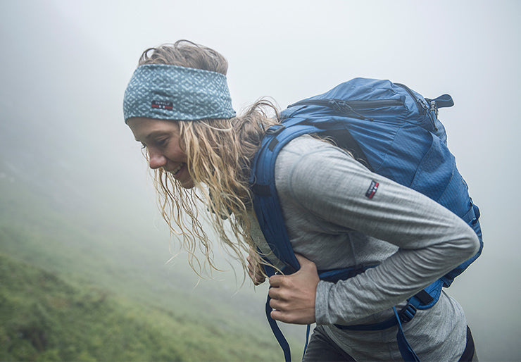 Wanderin in Skiunterwäsche vor dichtem Nebel