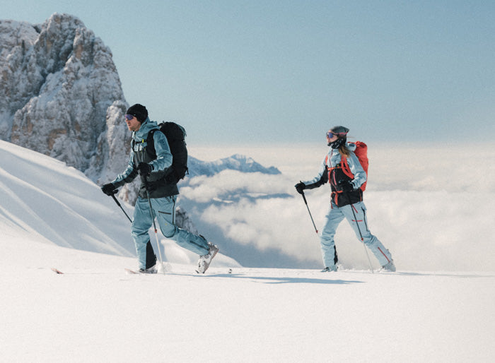 Zwei Skitourengeher laufen horizontal vorbei