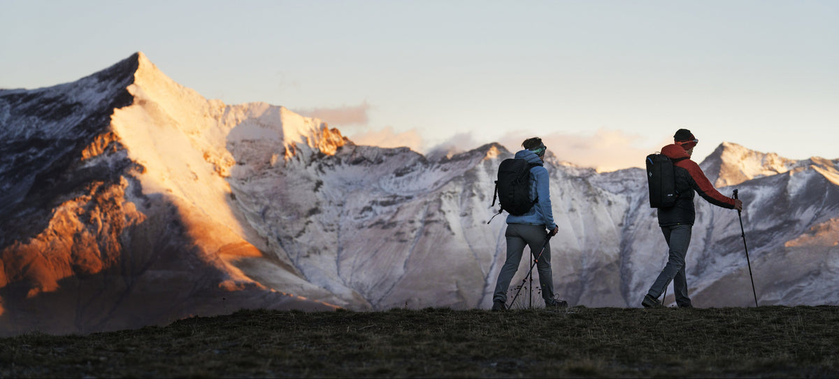 Zwei Wanderer vor malerischer Bergkulisse