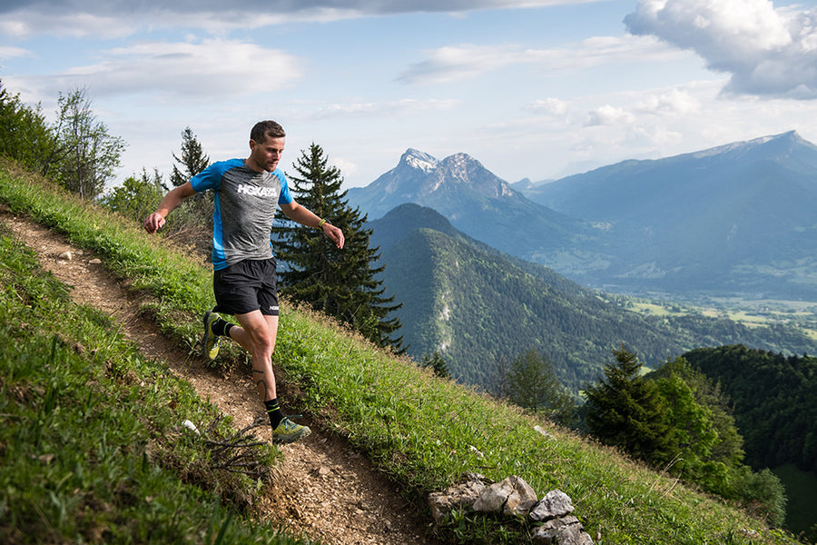 Trailrunner im Downhill
