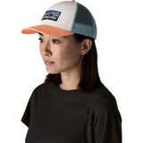 Patagonia P-6 Logo Lopro Trucker Cap white w peach sherbet Produktbild 1