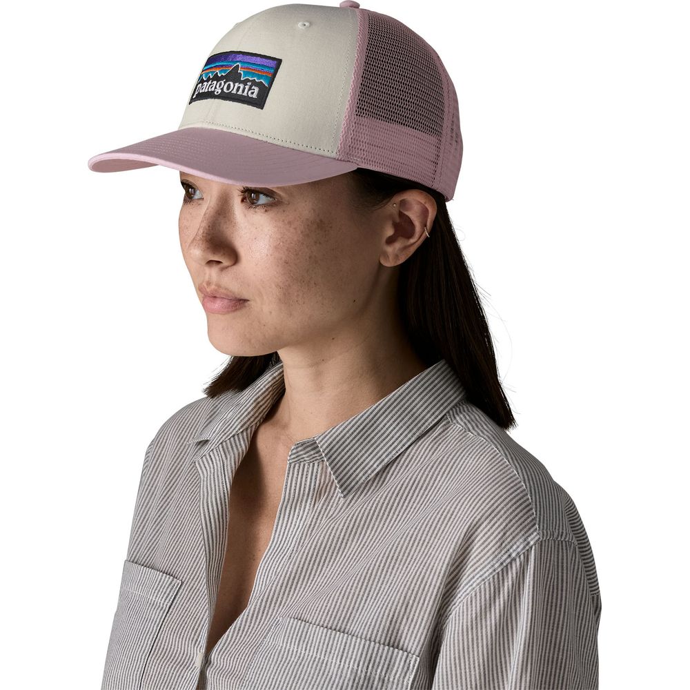 Patagonia P-6 Logo Trucker Cap white w quiet violet Produktbild 1